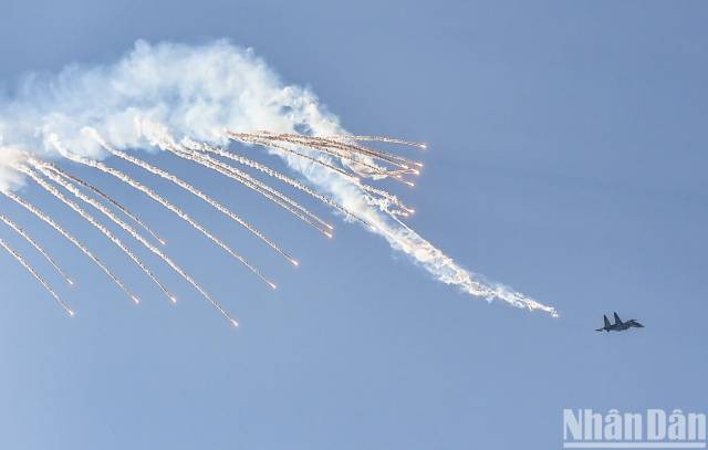 Le Su-30MK2 réalise un largage de leurres thermiques, créant un spectacle visuel saisissant dans le ciel.