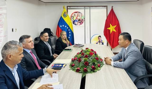 Le ministre vénézuélien des Sports, Franklin Cardillo, préside la séance de travail avec l'ambassadeur Vu Trung My. Photo : VOV.