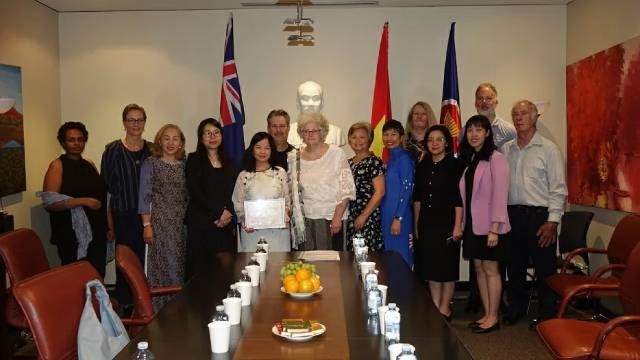 Madame Vo Thi Nhu Mai prend une photo souvenir avec ses proches et ses amis lors de la cérémonie. Photo : baoquocte.vn