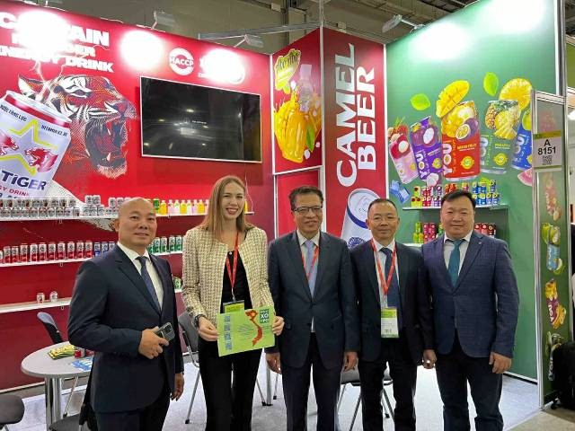 L’ambassadeur Dang Minh Khoi (au centre), Duong Hoang Minh (deuxième à partir de la droite), ainsi que les représentants de la délégation d’entreprises vietnamiennes lors du salon World Food Moscow en septembre 2024. Photo : baoquocte.vn