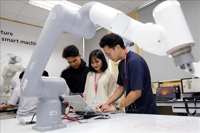 Étudiants du laboratoire de robotique de l'Université d'industrie de Ho Chi Minh-Ville. Photo : VNA.