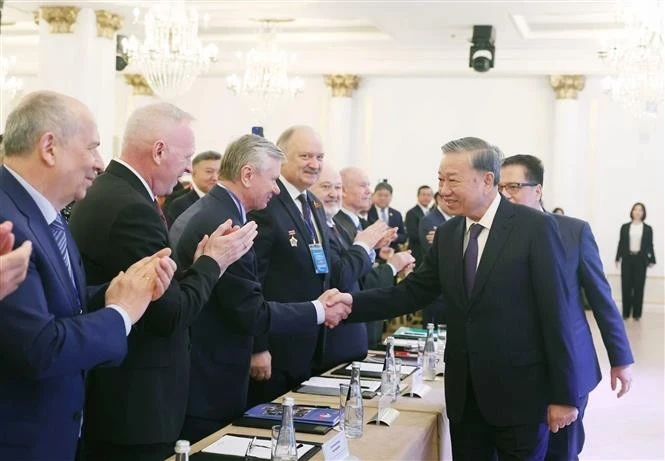 Le secrétaire général du Parti communiste du Vietnam, To Lam, rencontre des intellectuels et experts russes ayant soutenu le Vietnam, le 11 mai à Moscou. Photo : VNA Zalo Facebook Twitter Impression Copy link. 
