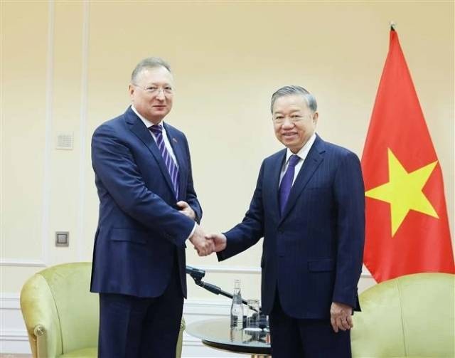 Le secrétaire général du Parti communiste du Vietnam, To Lam (droite), et Sergei Ivanovich Kudryashov, directeur général de la société par actions Zarubezhneft. Photo : VNA