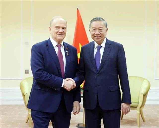 Le secrétaire général du Comité central (CC) du Parti communiste du Vietnam (PCV), To Lam (à droite), rencontre Gennady Zyuganov, président du Parti communiste de la Fédération de Russie. Photo : VNA.