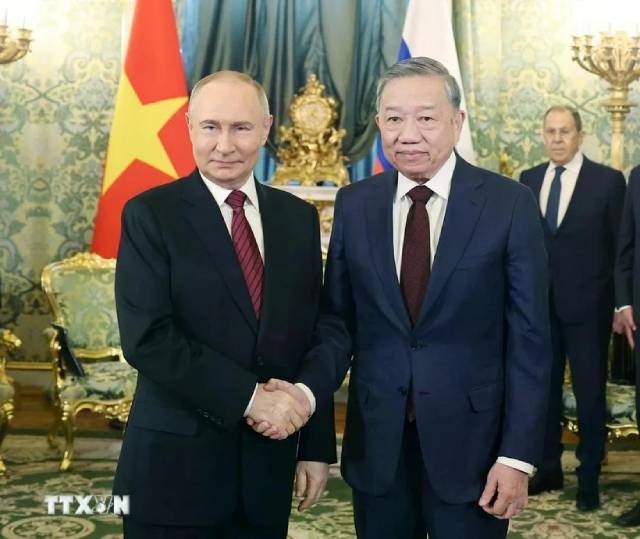 Le secrétaire général du Comité central du Parti communiste du Vietnam, To Lam (droite), et le président russe, Vladimir Poutine. Photo : VNA.
