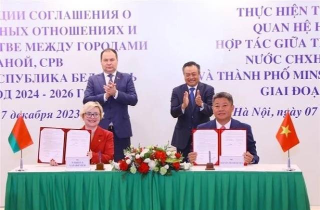 Le Premier ministre biélorusse, Roman Golovchenko, et le président du Comité populaire de Hanoï, Tran Sy Thanh, à la signature du programme de coopération pour la mise en œuvre de l'accord sur les relations d'amitié et de coopération entre Hanoï et Minsk (2023). Photo : VNA. 