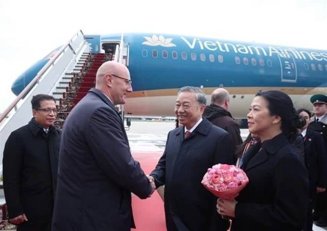Le vice-Premier ministre russe, Dmitry Chernyshenko, le secrétaire général du PCV To Lam et son épouse à l’aéroport avant leur départ. Photo : VNA. 