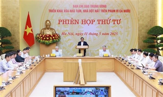 Le Premier ministre vietnamien Pham Minh Chinh (au cantre) prend la parole lors de la réunion. Photo : VNA.
