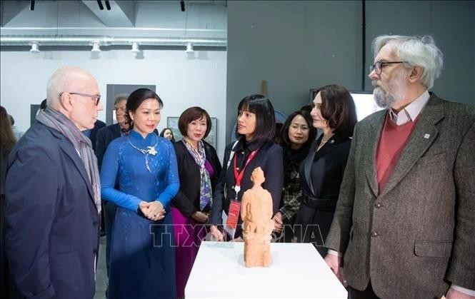 Madame Ngo Phuong Ly, épouse du secrétaire général du Comité central du Parti communiste du Vietnam To Lam, visite l'Institut d'art de l'Académie d'État de Moscou V.I. Sourikov. Photo : VNA 