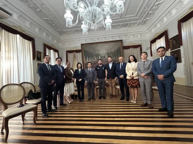 Des ambassadeurs de l'ASEAN au Brésil et le maire de Belém, Igor Normando. Photo : VNA.