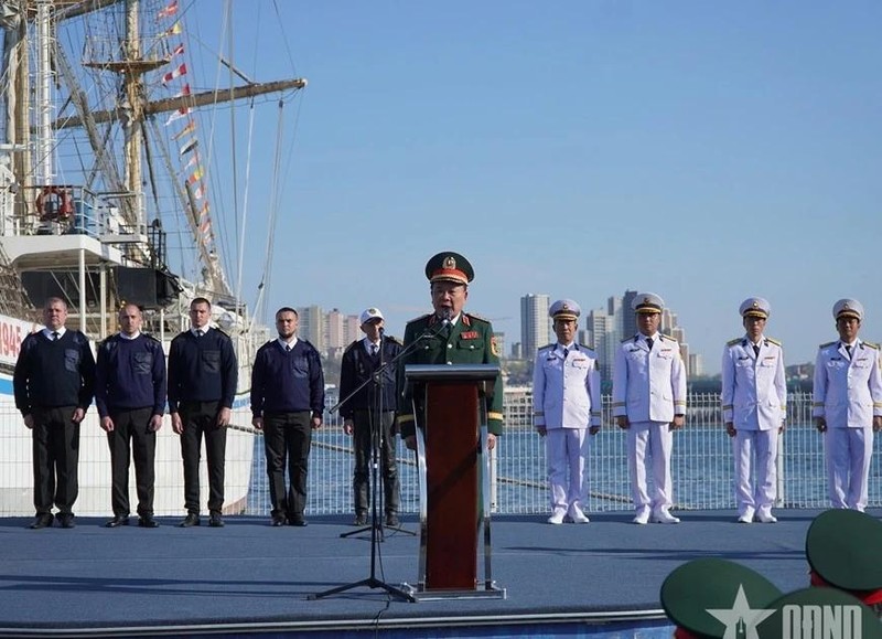 Le général de corps d’armée Hoang Xuan Chiên, vice-ministre de la Défense, président du sous-comité vietnamien au sein du Comité de coordination intergouvernemental sur le Centre tropical Vietnam-Russie, s'exprime lors de la cérémonie. Photo : qdnd.vn