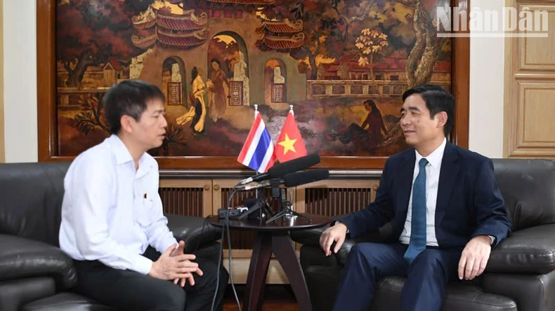 L'ambassadeur du Vietnam en Thaïlande, Pham Viet Hung (à droite), accorde une interview au correspondant permanent du Journal Nhân Dân en Thaïlande. Photo : nhandan.vn