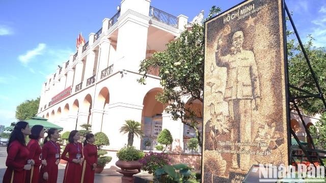 135 documents et images exposés dans cette exposition thématique illustrent l’amour profond du Président Hô Chi Minh pour le Sud et la profonde affection du peuple du Sud envers le Président. Photo : nhandan.vn
