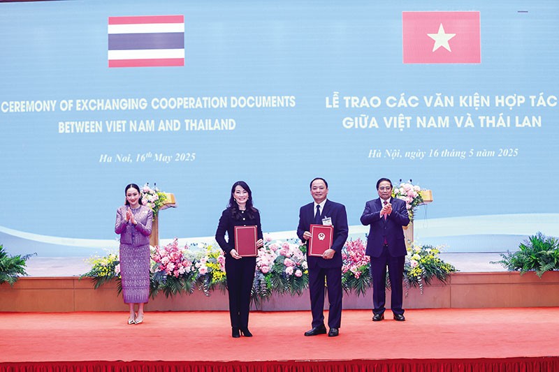 Le Premier ministre Pham Minh Chinh et la Première ministre thaïlandaise Paetongtarn Shinawatra ont assisté à la cérémonie de signature d’un protocole d’accord entre le Comité populaire de la province de Hưng Yên et le groupe WHA (Thaïlande) concernant le développement de la zone industrielle de Phù Cừ. Photo : baodautu.vn