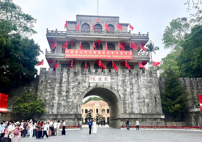 Huu Nghi Quan est aussi une destination touristique attrayante, séduisant les visiteurs par sa beauté naturelle et son riche passé historique. Photo: hanoimoi.vn