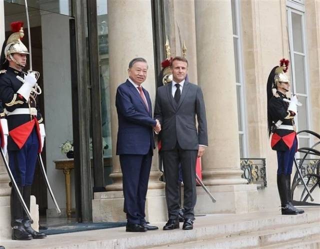 Le secrétaire général et président du Vietnam, To Lam, et le président français Emmanuel Macron, le matin du 7 octobre 2024 (heure locale), à Paris. Photo : VNA.