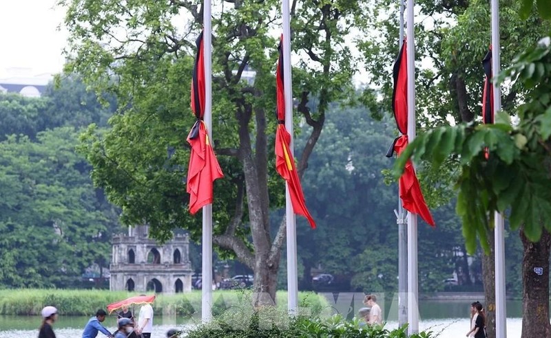 La mise en berne des drapeaux et la suspension de toutes les activités de divertissement public pendant deux jours de deuil national en hommage à l’ancien président Tran Duc Luong. Photo : VNA.