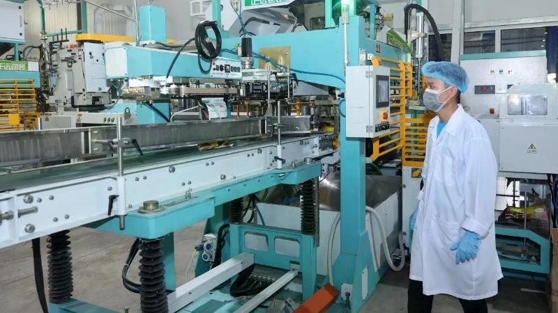 Vietnam Rice Company Limited (province de Dong Thap) investit dans une ligne moderne de conditionnement de riz pour l'exportation. Photo : VNA