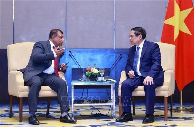 Le Premier ministre Pham Minh Chinh (droite) rencontre Tony Fernandes, fondateur et PDG de Capital A. Photo : VNA. 