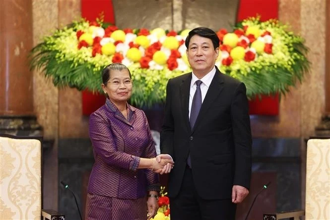 Le président Luong Cuong reçoit la vice-présidente du Parti du peuple cambodgien Men Sam On. Photo : VNA.