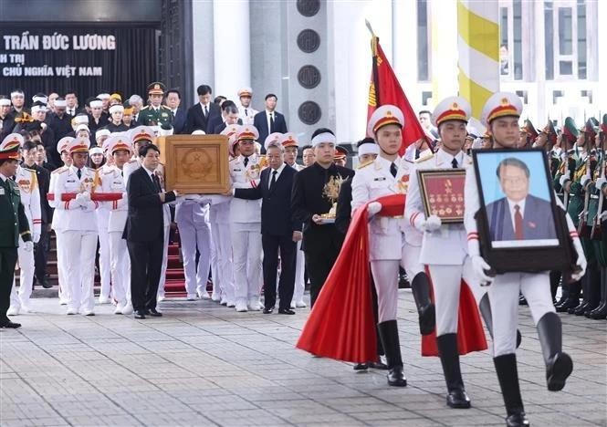 Les dirigeants et anciens dirigeants du Parti et de l'État ont conduit le cercueil de l’ancien président Tran Duc Luong vers le char funèbre, l'accompagnant à sa dernière demeure. Photo : VNA.