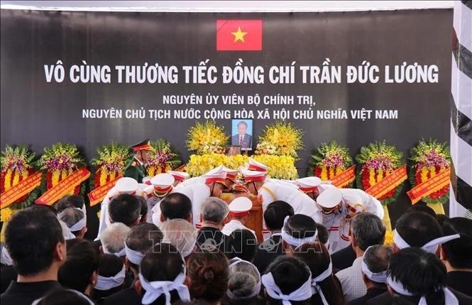 Cérémonie d’inhumation de l’ancien président Tran Duc Luong à Quang Ngai. Photo : VNA.