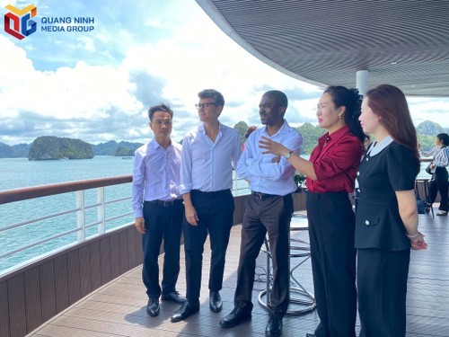 Le directeur du Centre du patrimoine mondial de l’UNESCO, Lazare Eloundou Assomo (au milieu). Photo : baoquangninh.vn