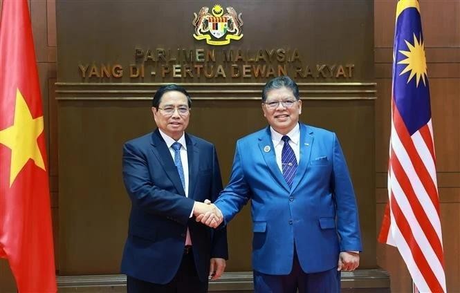 Le Premier ministre Pham Minh Chinh (gauche) et Tan Sri Dato' Johari Bin Abdul, président de la Chambre des représentants de Malaisie. Photo : VNA.