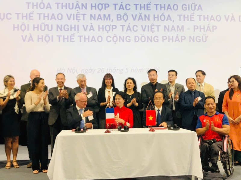 Un protocole de coopération a été signé entre le Département des Sports (relevant du ministère de la Culture, des Sports et du Tourisme), l’Association d’amitié et de coopération Vietnam - France, et l’Association francophone pour le sport. Photo : Minh Hanh/NDEL.