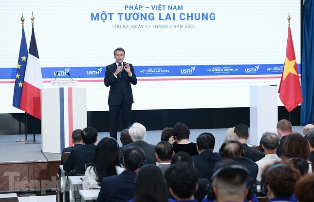 Le président français Emmanuel Macron s’adresse aux dirigeants et aux étudiants de l’USTH. Photo : tienphong.vn