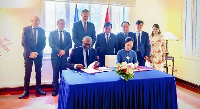 Les responsables du Musée de la Victoire de Dien Bien Phu et du Mémorial de Caen signe un accord de coopération. Photo : VOV.