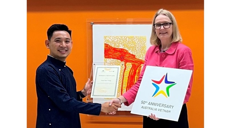 Mme Sarah Hooper remet un satisfecit à Trân Van Trung. Photo : Ambassade d’Australie au Vietnam.