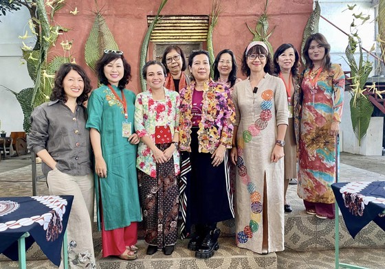 Les 10 peintres vietnamiennes dont les œuvres y sont exposés. Photo : SGGP