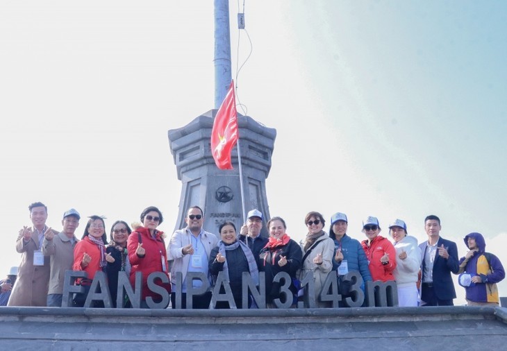 Les participants visitent le mont Fansipan à Sa Pa. Photo: VOV
