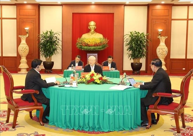 Le Secrétaire général du Parti communiste vietnamien (PCV), Nguyên Phu Trong (au milieu), le Président du Parti du Peuple cambodgien (PPC), Hun Sen, et le Secrétaire général du Parti révolutionnaire populaire lao (PRPL), Thongloun Sisoulith. Photo : Tri Dung/TTXVN.