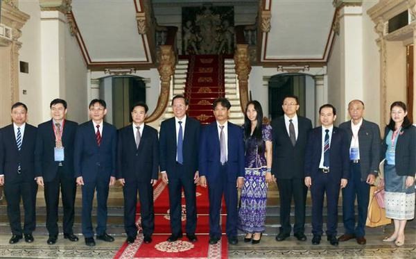 Rencontre entre le dirigeant de Ho Chi Minh-Ville et des académiciens lao et cambodgiens. Photo: VNA