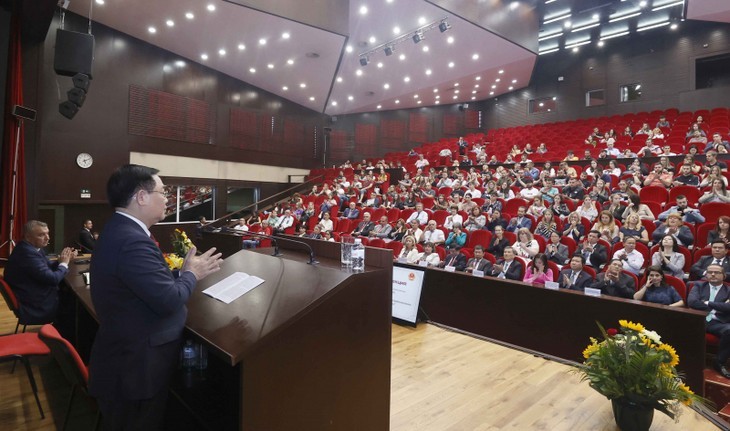 Vuong Dinh Huê à l'Université d'économie internationale et nationale de Sofia, en Bulgarie. Photo : quochoi.vn