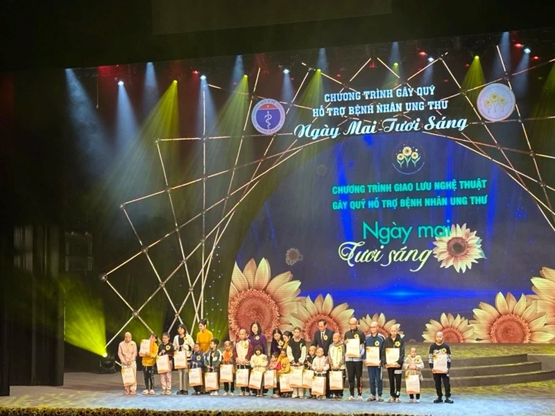 La ministre de la Santé et les dirigeants remettent des cadeaux aux patients atteints de cancer dans le cadre du programme. (Photo: Vietnam+)