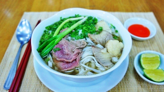 Le pho bò (soupe de nouilles de riz au bœuf) à la hanoïenne. Photo: Minh Duy/NDEL.