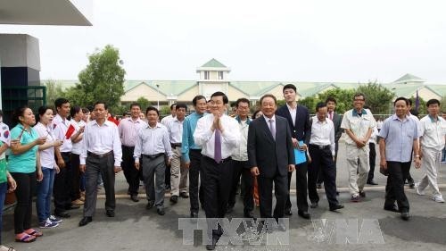 Le Président du Vietnam, Truong Tân Sang (au Centre) se rend à la société sud-coréenne Taekwang, le 20 février dans la province de Tây Ninh. Photo: VNA.