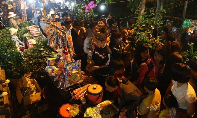 Les visiteurs participent à ce marché pour se rencontrer aux premiers jours du Nouvelle An et souhaiter de la chance et de succès. Photo: NDEL.