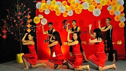 Les danses traditionnelles interprétées par les étudiants vietnamiens en France sont très appréciées par les spectateurs. Photo: AEVS.