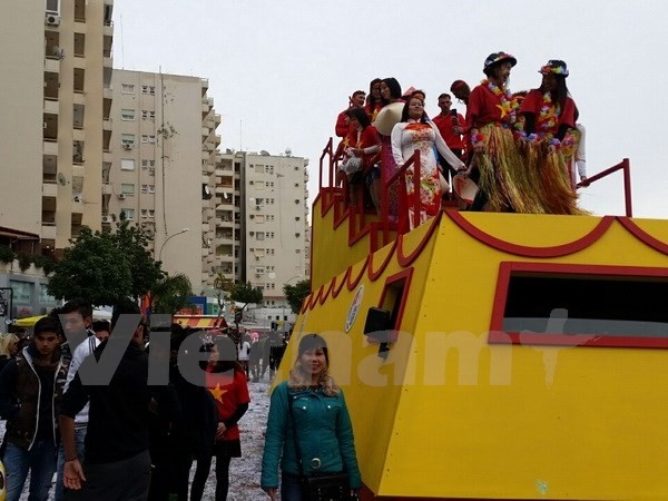 Le ao dài du Vietnam attire les amis étrangers au Carnaval traditionnel de Limassol, en R. de Chypre. Photo: VNA.