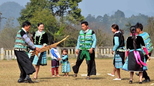 La danse accompagnée du Khèn (une sorte de flûte) des H'mong. Photo: VNA.