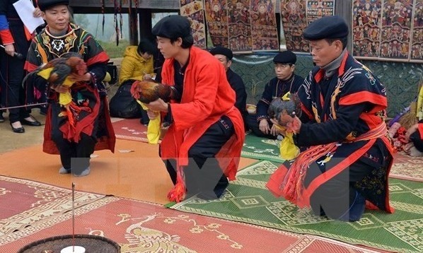 Un rituel en accueil du Nouvel An de l'ethnie Dao démontré à la fête 2014. Photo: VNA.