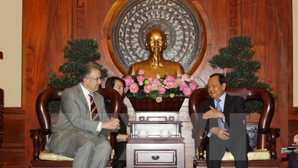 Le secrétaire du Comité du Parti de Hô Chi Minh-Ville, Lê Thanh Hai (à droite), s'entretient avec le maire de Rotterdam, Ahmed Aboutaleb. Photo: VNA.