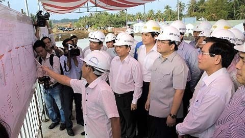 Le vice-premier ministre Hoàng Trung Hai (3e, de droite à gauche) inspecte le chantier du pont Câu Chiêu. Photo: VGP.