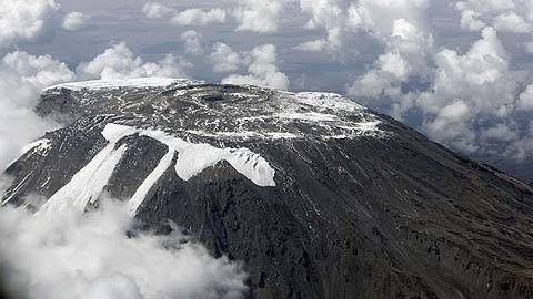 La vue aérienne des neiges disparaissant du Mont Kilimandjaro. Photo: ONU.