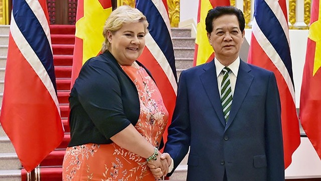 Le PM vietnamien, Nguyên Tân Dung (à droite), et son homologue norvégien, Mme Erna Solberg, en visite officielle au Vietnam. Photo: hanoimoi.