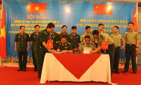 Cérémonie de signature du mémorandum pour 2015 entre les provinces de Quang Binh et de Khammouane. Photo: bienphong.vn.